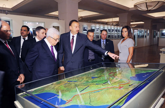 Президент Ильхам Алиев и его супруга Мехрибан Алиева ознакомили президента Государства Палестина с Фондом Гейдара Алиева – ОБНОВЛЕНО – ФОТО