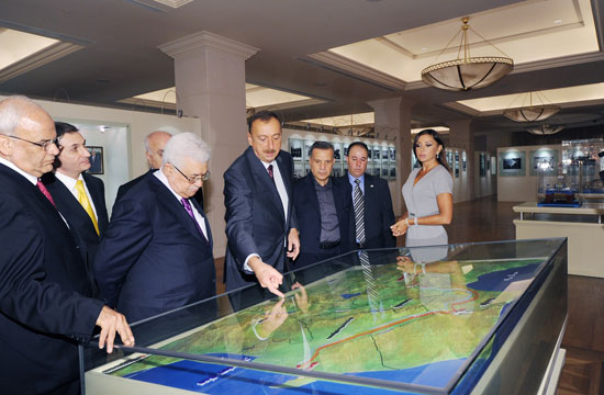 Президент Ильхам Алиев и его супруга Мехрибан Алиева ознакомили президента Государства Палестина с Фондом Гейдара Алиева – ОБНОВЛЕНО – ФОТО