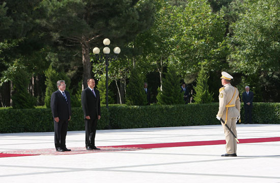 Президент Ильхам Алиев: "Азербайджан готов играть свою роль в обеспечении энергетической безопасности Европейского континента" – ОБНОВЛЕНО – ФОТО