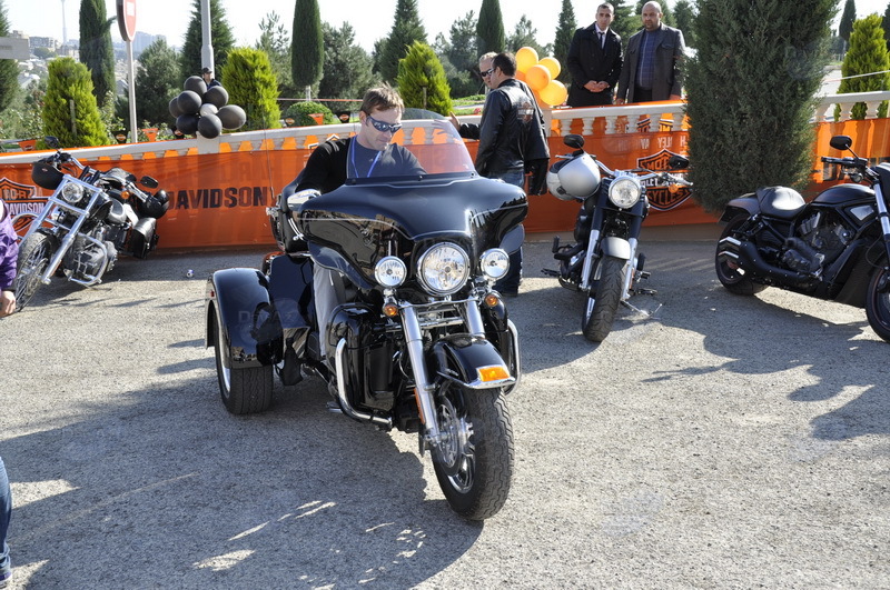 Легенда на двух колесах: Harley-Davidson рассекает по улицам Баку - ФОТОСЕССИЯ