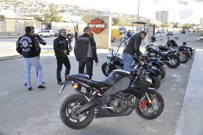Легенда на двух колесах: Harley-Davidson рассекает по улицам Баку - ФОТОСЕССИЯ