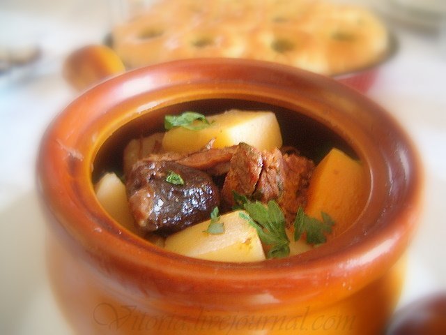 Баранина с картофелем и черносливом, тушенная в горшочке - ФОТО