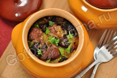 Баранина с картофелем и черносливом, тушенная в горшочке - ФОТО