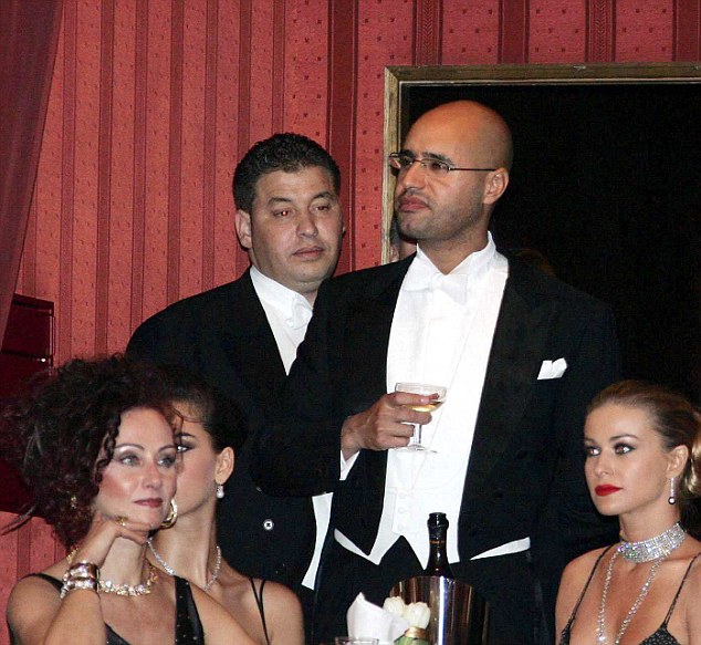 Сын Каддафи "переквалифицировался" в погонщика верблюдов - ФОТО