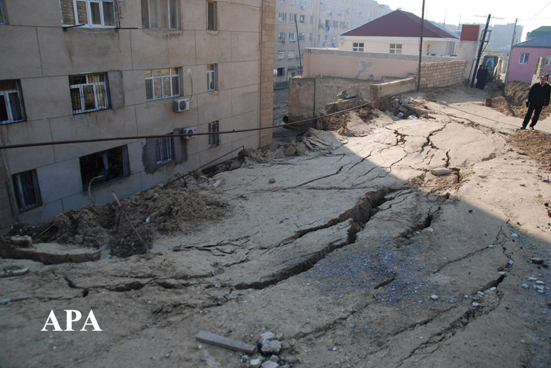 В Баку активизировался оползень - ФОТО