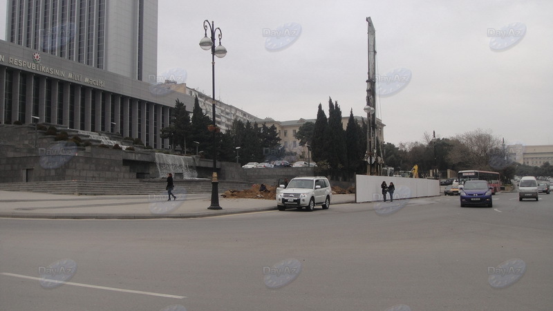 Что сооружают перед зданием Милли Меджлиса в Баку? - ФОТО