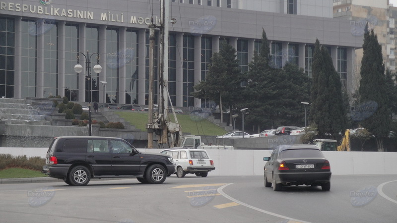 Что сооружают перед зданием Милли Меджлиса в Баку? - ФОТО