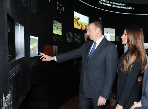 Президент Ильхам Алиев и его супруга Мехрибан Алиева приняли участие в открытии музея, построенного в Гобустанском заповеднике – ФОТО