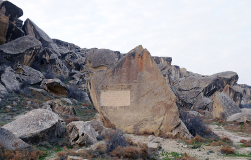 Президент Ильхам Алиев и его супруга Мехрибан Алиева приняли участие в открытии музея, построенного в Гобустанском заповеднике – ФОТО