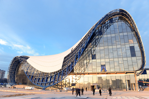 Президент Ильхам Алиев и его супруга Мехрибан Алиева ознакомились с ходом строительства Центра Гейдара Алиева - ФОТО