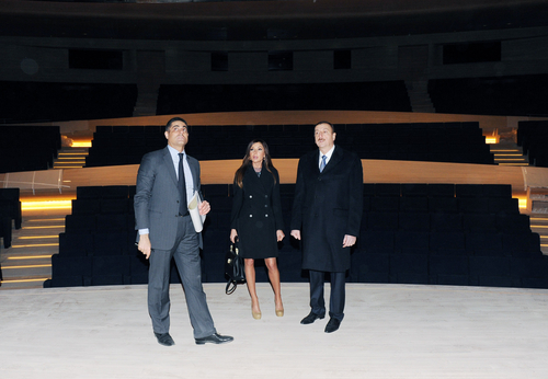 Президент Ильхам Алиев и его супруга Мехрибан Алиева ознакомились с ходом строительства Центра Гейдара Алиева - ФОТО