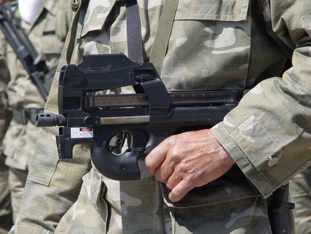 Бельгийский FN P90 - прогрессивный и удобный эргономичный дизайн - ФОТО