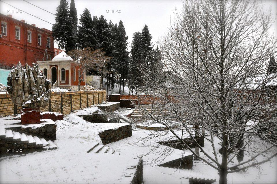 Снежные зарисовки Гянджи - ФОТО