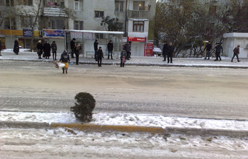 Замерзшая столица: Баку во власти снега и льда - ФОТОСЕССИЯ