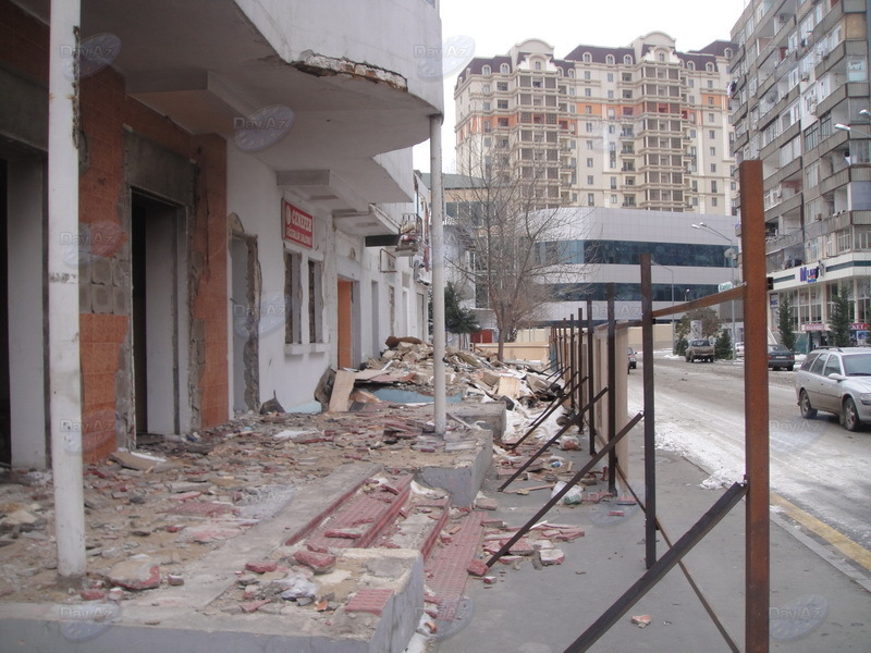 В Наримановском районе Баку сносят жилое здание - ФОТО
