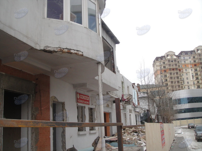 В Наримановском районе Баку сносят жилое здание - ФОТО