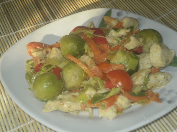 Брюссельская капуста с курицей в сырном соусе – ФОТО