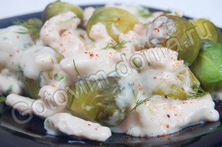 Брюссельская капуста с курицей в сырном соусе – ФОТО