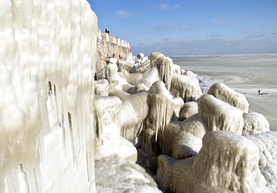 Черное море впервые за 30 лет покрылось льдом - ФОТОСЕССИЯ