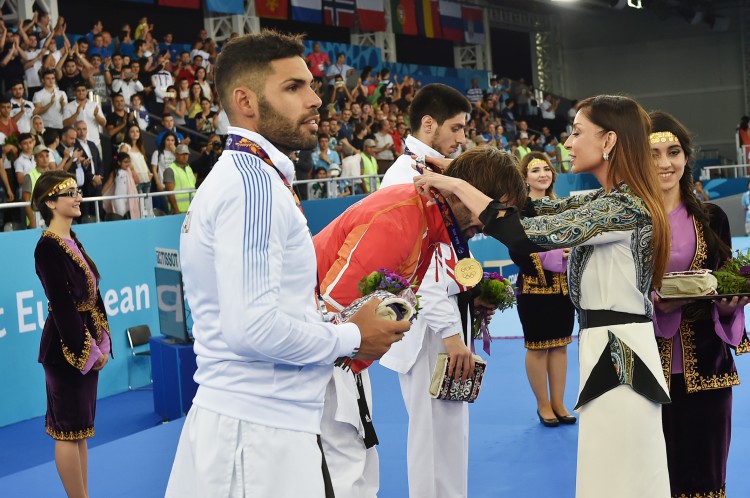 Президент Ильхам Алиев и его супруга Мехрибан Алиева в рамках первых Европейских игр наблюдали за ходом соревнований по карате и борьбе - ОБНОВЛЕНО - ФОТО