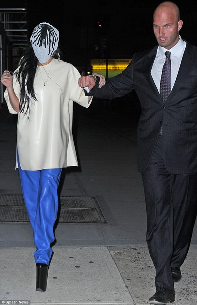 Словно ежик в тумане: Леди Гага вновь удивляет своим видом - ФОТО