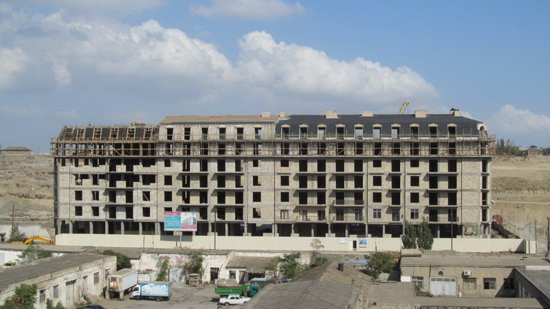 На территории Baku White City началось строительство очередного здания жилого комплекса - ФОТО