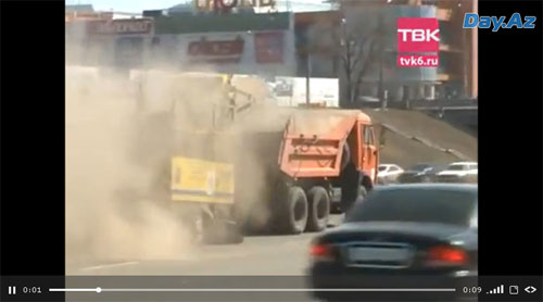 Водитель на иномарке врезался в грузовик - ВИДЕО