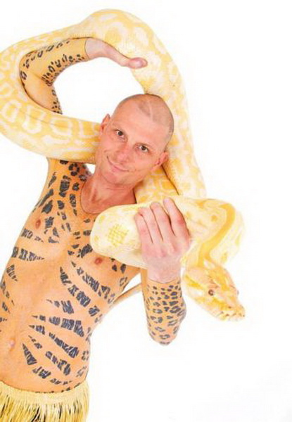 Татуированный мужчина выставил на продажу свою кожу - ФОТО