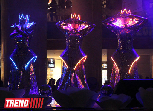 Необычное световое шоу в Баку от группы "Extravaganza" - ФОТО