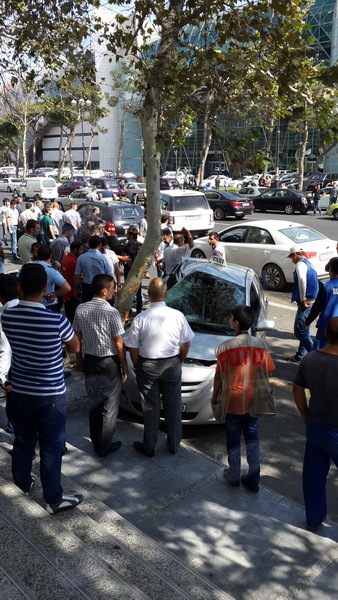 В Баку Range Rover протаранил такси - ФОТО