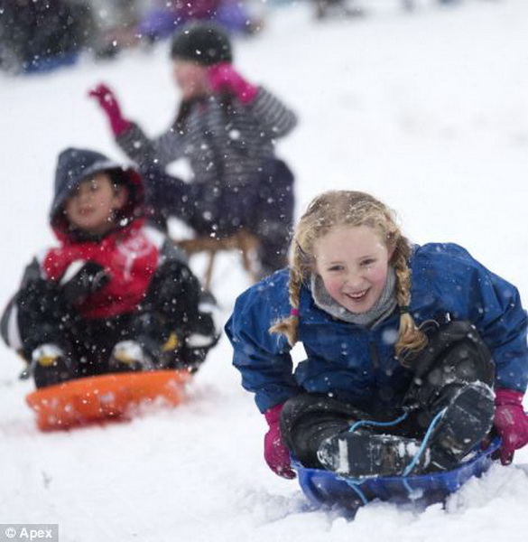Британию завалило снегом: закрыты школы, отменены авиарейсы - ФОТОСЕССИЯ