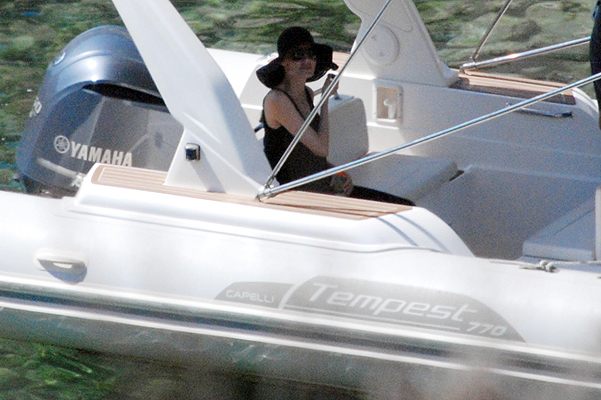 Папарацци впервые запечатлели Джоли после свадьбы - ФОТО