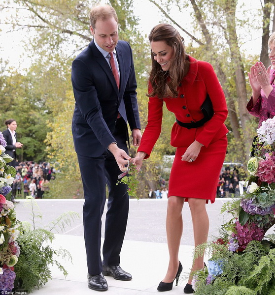 Кейт Миддлтон и принц Уильям сыграли в крикет в Австралии - ФОТО