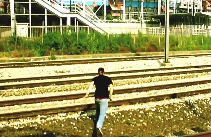 Не для слабонервных: по парню проезжает скоростной поезд – ФОТО - ВИДЕО
