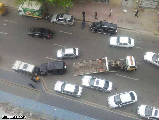 Bakıda Mersedes Gelandewagen düşdü, Mitsubishi Pajero-nu əzdi - FOTO