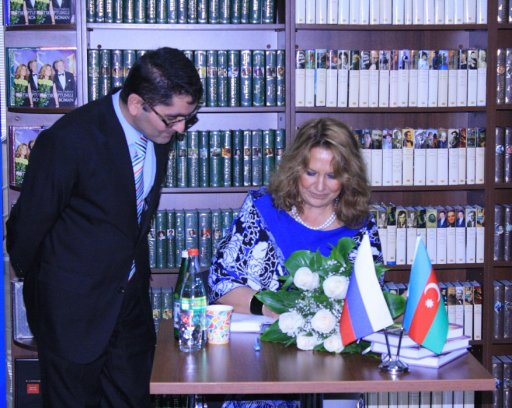 Презентована книга Нины Пушковой, переведенная на азербайджанский язык - ФОТО