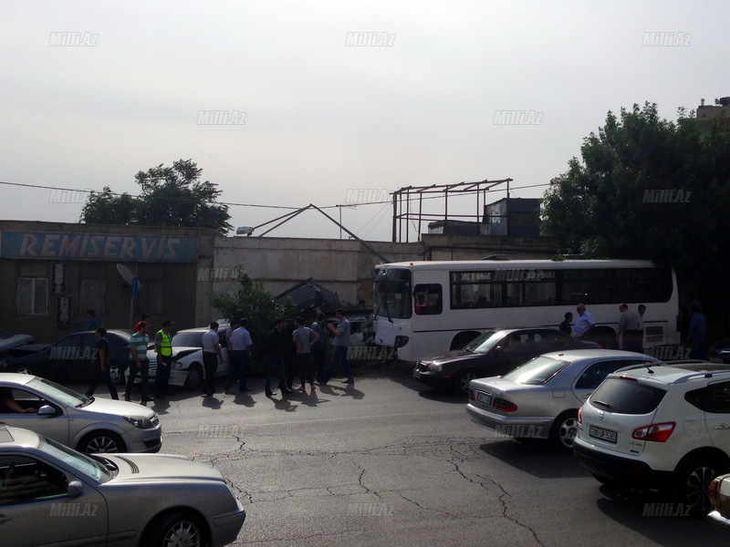 Paytaxtda avtobus maşınları biçə-biçə getdi - YENİLƏNİB - VİDEO - FOTO