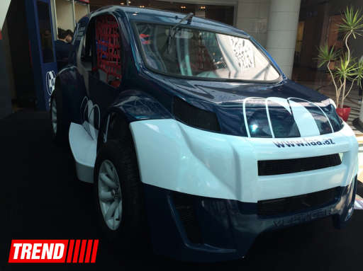 Автомобиль-участник соревнований "V1 Challenge Azerbaijan" выставлен в бакинском торговом центре - ФОТО