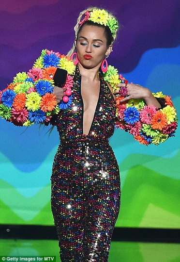 Майли Сайрус пришла на церемонию MTV абсолютно голой - ФОТО