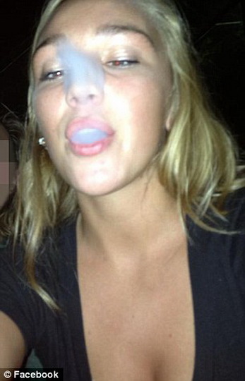 Девушка стала знаменитостью, сняв непристойное видео в библиотеке - ФОТО