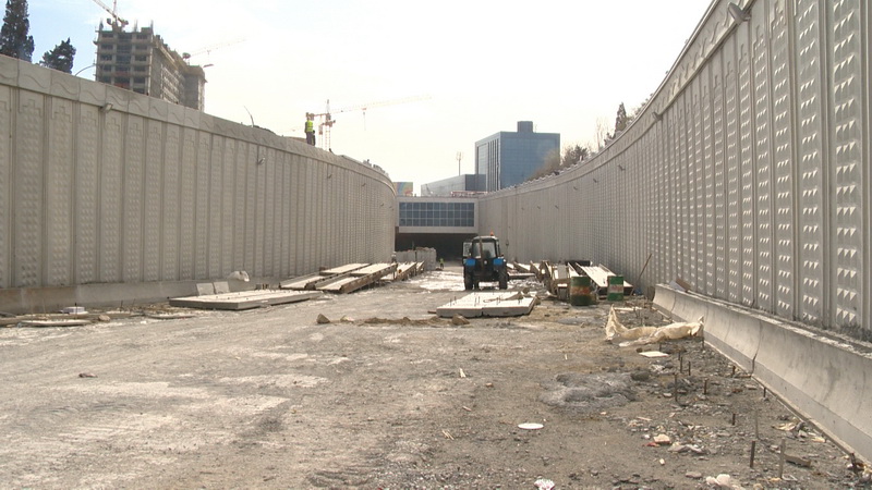 В Баку строятся крупный автотоннель и переход – ФОТО