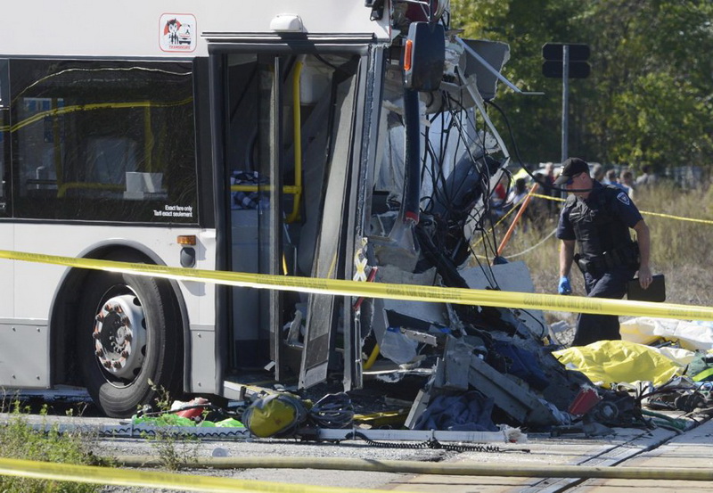 В Канаде двухэтажный автобус протаранил пассажирский поезд - ОБНОВЛЕНО - ФОТО - ВИДЕО