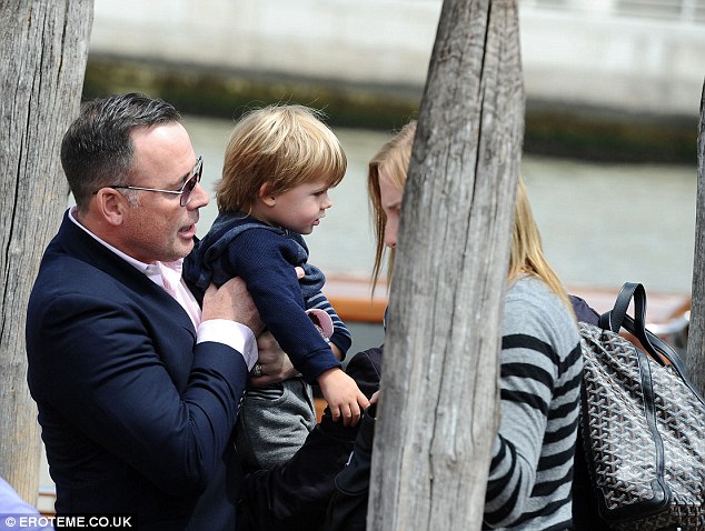 Элтон Джон провел незабываемый отдых с семьей - ФОТО