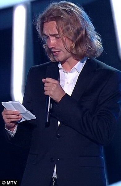 Конфузы, яркие шоу и победители церемонии MTV - ФОТО