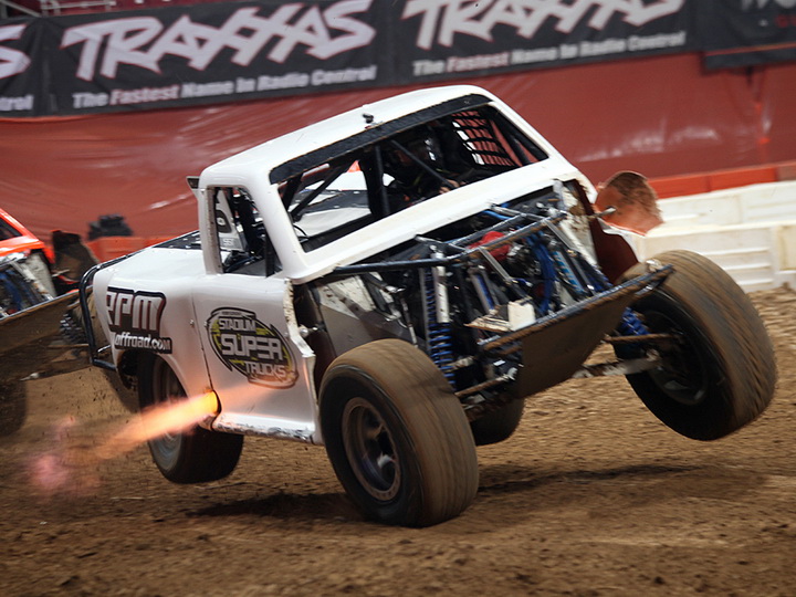 Американцы придумали гонки на прыгающих пикапах - ФОТО