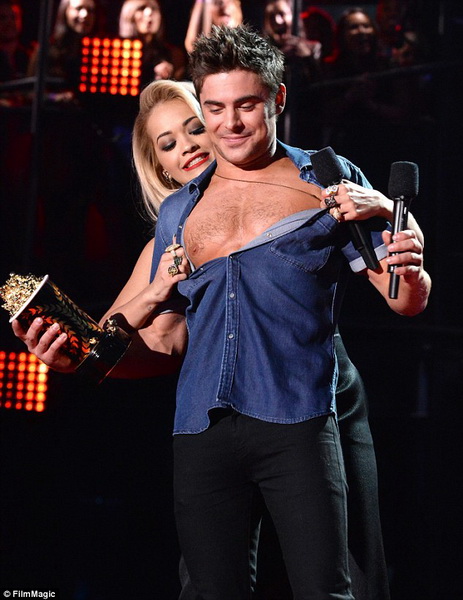 Актера Зака Эфрона поймали с новой пассией - ФОТО