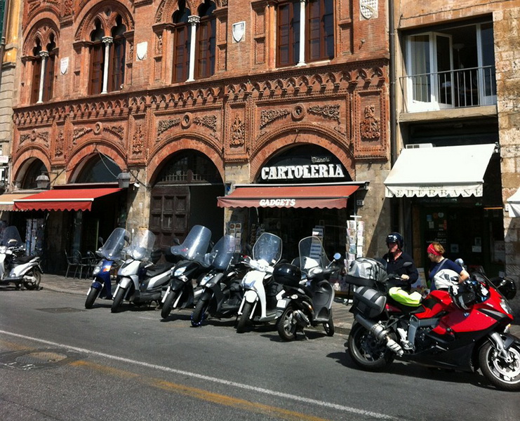 Tур по Европе на мотоцикле: при этом не один, а с супругой – ФОТО