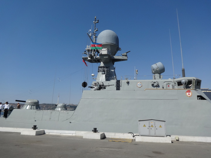 Российские военные корабли у причала Морского вокзала Баку - ФОТО
