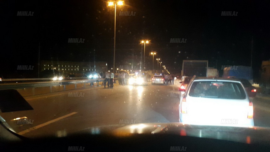 Bakı-Ələt yolunda "KamAz"la "Mercedes" toqquşdu, tıxac yarandı - FOTO