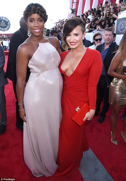 ДжейЛо, Бейонсе и все звезды на красной дорожке MTV - ФОТО